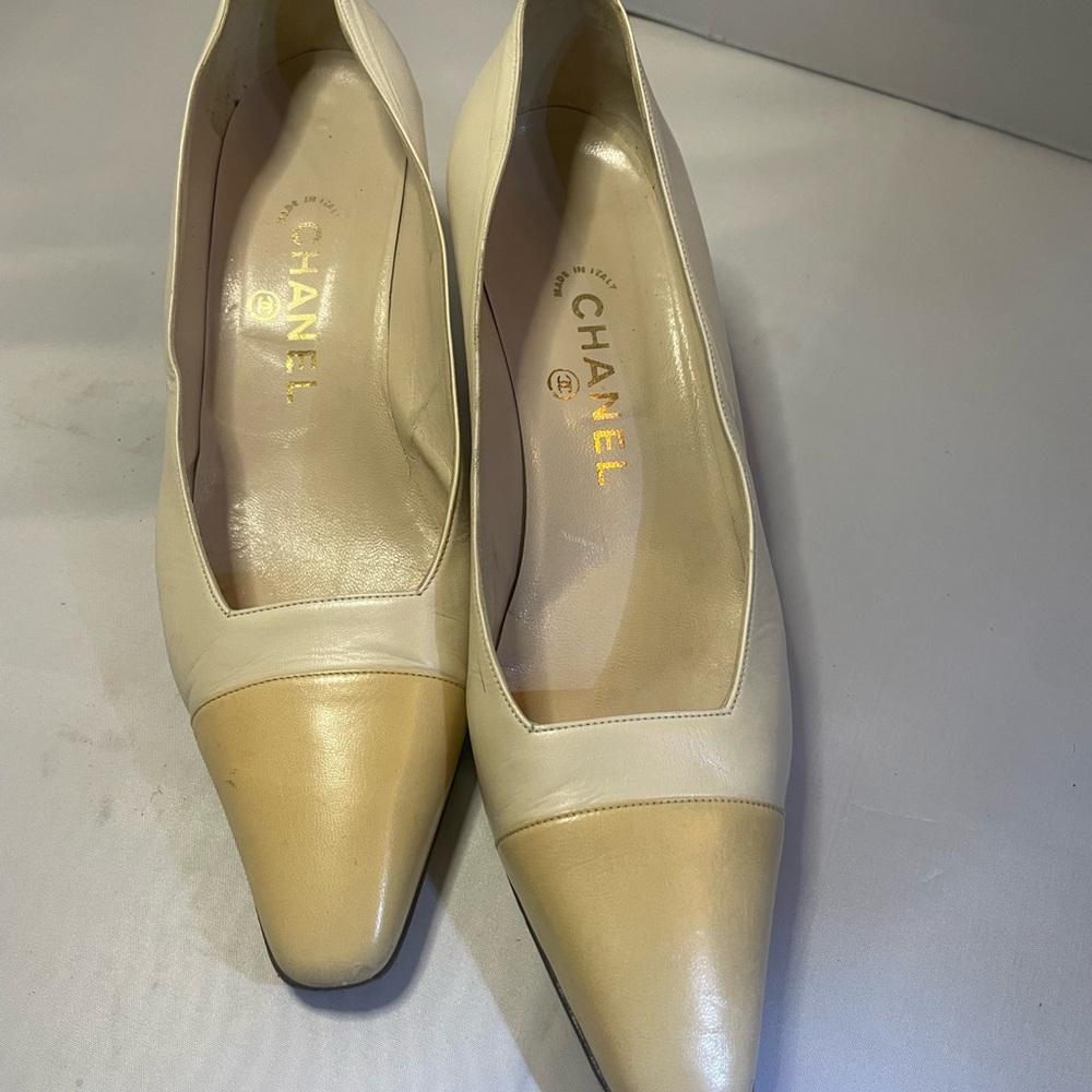 Beige classic pump